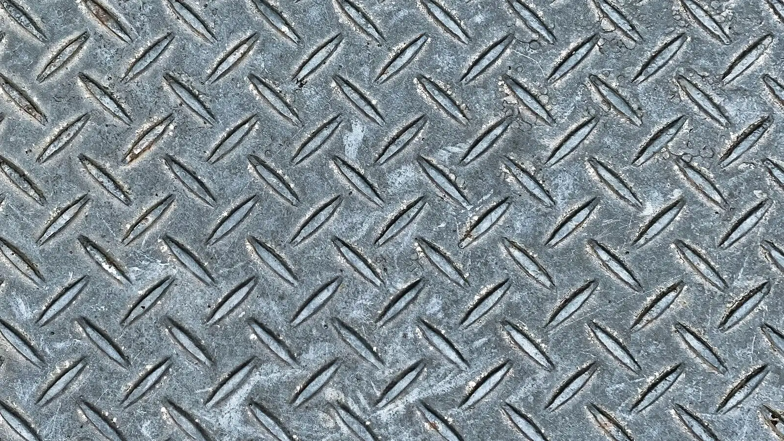 Naskladněné ocelové plechy a hutní materiál
